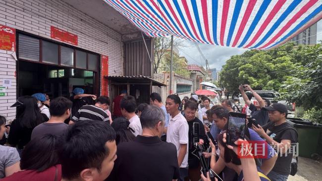 有人凌晨等3小时才吃上中山排骨 网红效应引爆排队热潮