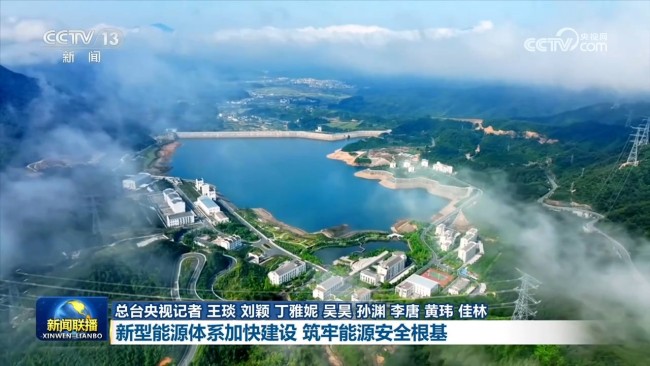 今年,电力输送通道建设全面提速。眼下,藏粤直流工程正在加紧建设,这条全球海拔最高的特高压工程,仅需9毫秒,就可以将青藏高原的绿色电力,送到2600多公里以外的粤港澳大湾区。目前,我国特高压线路总长度突破6万公里,一条条“电力高速路”贯通山河,把河西走廊的风电、准噶尔盆地的太阳能、金沙江的水电,送往用电需求巨大的中东部地区。“十五五”时期,我国电网投资将比“十四五”增长40%左右,这张超级电网将极大支撑我国一年超过10万亿千瓦时的用电需求。