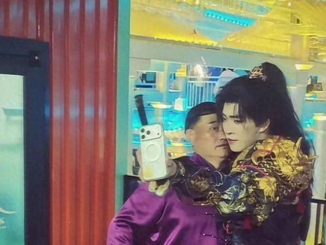 “大衣哥”万岁山超长待机整活