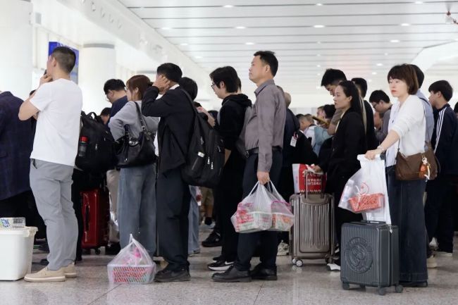 高铁站现人均小红筐