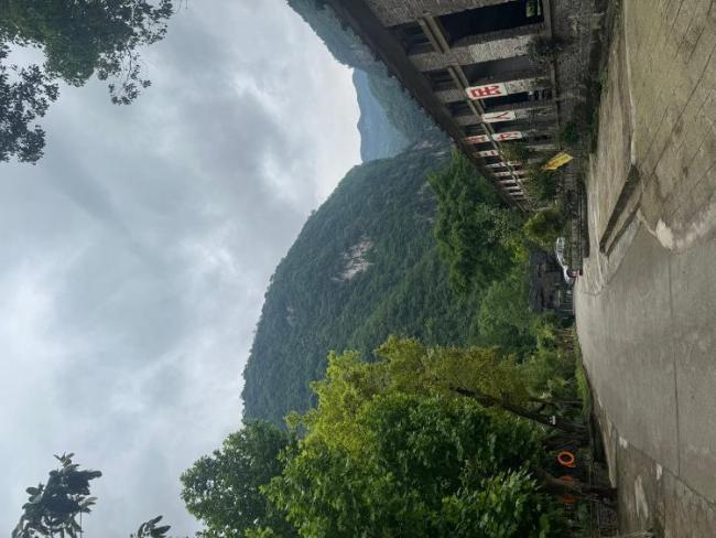 旅游从业者提醒避坑景区极限项目 安全规范至关重要