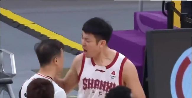 焦海龙怒喷多名裁判未被驱逐 原因找到 裁判误判引发争议