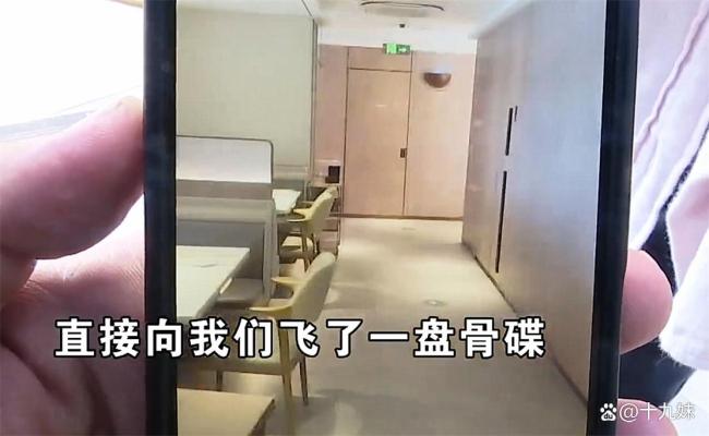 姑娘称火锅店里起纠纷后被打断两颗门牙 无妄之灾引发热议