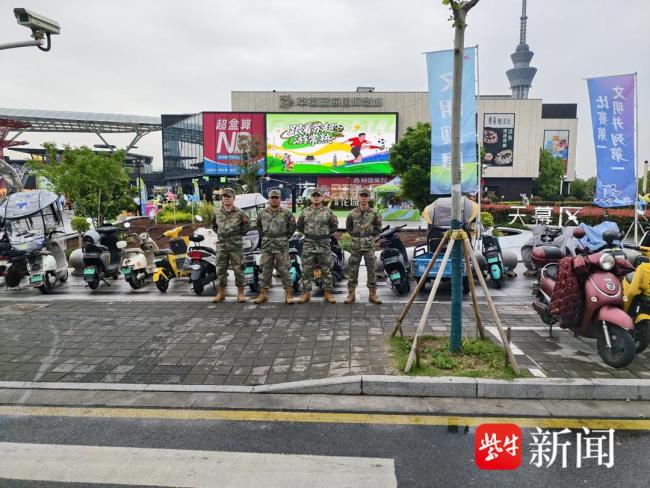 退伍军人苏超赛场唱国歌敬军礼 迷彩守护赛事安全