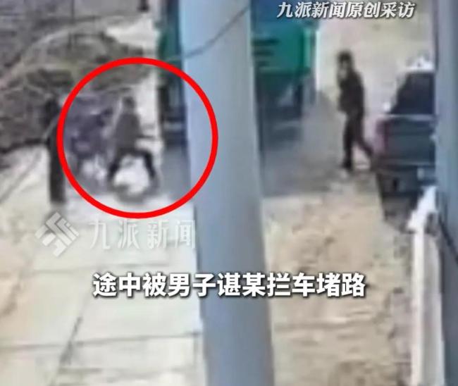 拦车被碾压致截肢男子发声 司机：他自己钻进去的截肢机自己钻进去