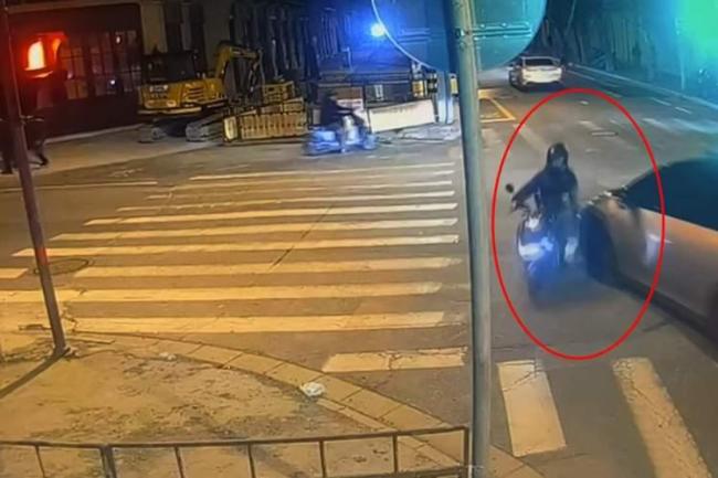 男子戴头盔驶离后遇车祸保命