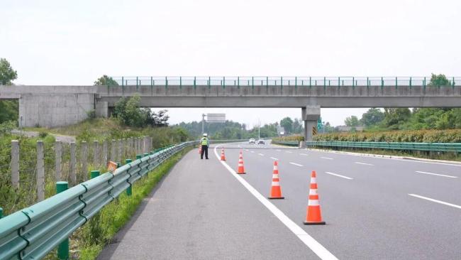 武汉老交警处置事故时因公殉职 暴雨中坚守至最后一刻