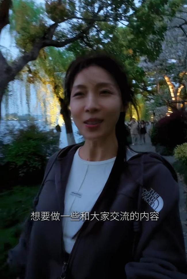 47岁韩国影后河智苑西湖独自夜跑