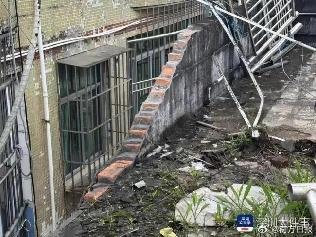 巨型水箱坠落砸坏10余台空调 年久老化致事故
