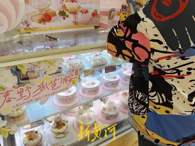 母亲节相关礼品店“爆单” 鲜花蛋糕首饰热销