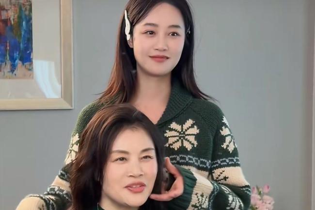 蓝盈莹和妈妈复刻30年前老照片