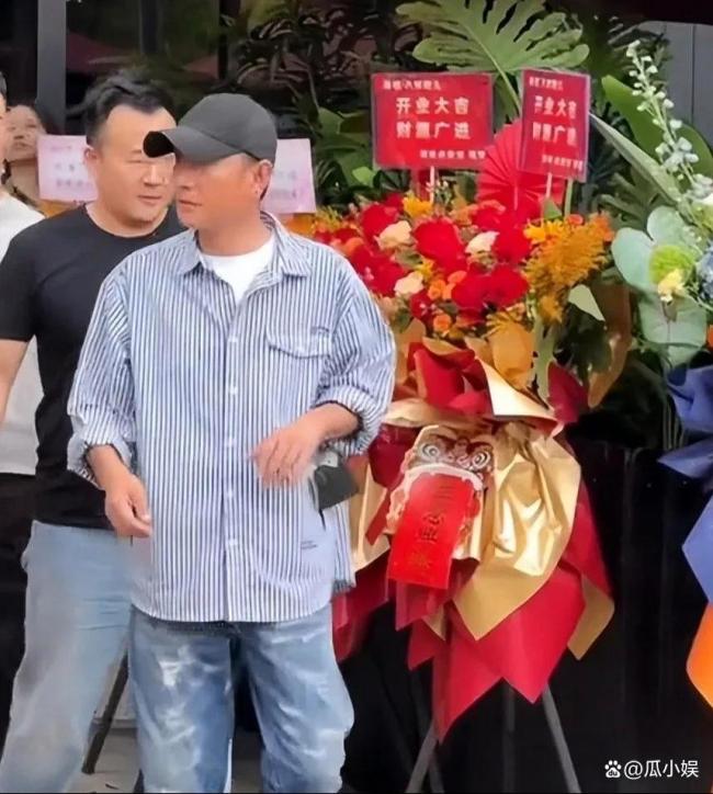 张杰给文章面馆送花篮