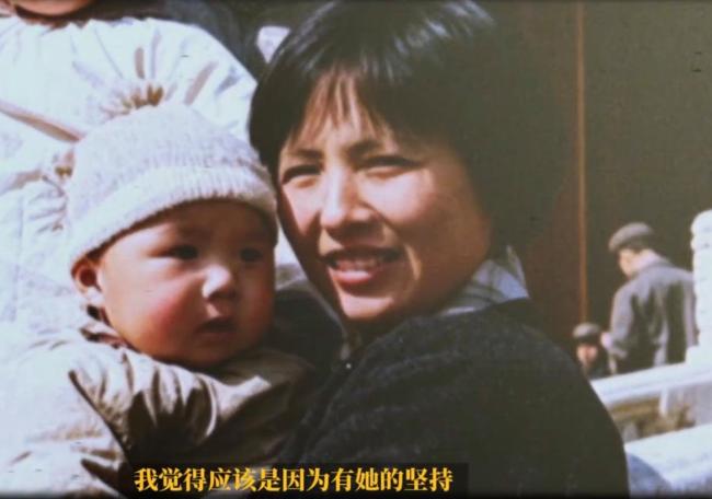 黄晓明汪峰晒与母亲合影 温馨瞬间庆祝母爱