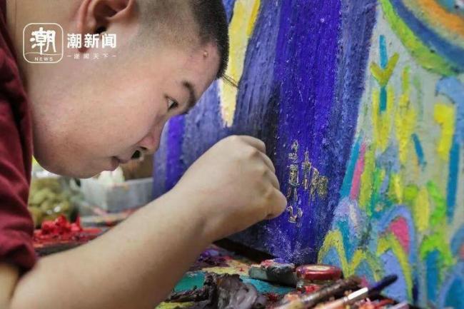 孤独症儿子画下不同年龄段的妈妈 每张都是最美好的我