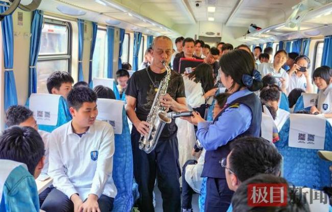 学校包火车带1700名初三学生游武汉 环城列车开启铁路研学之旅