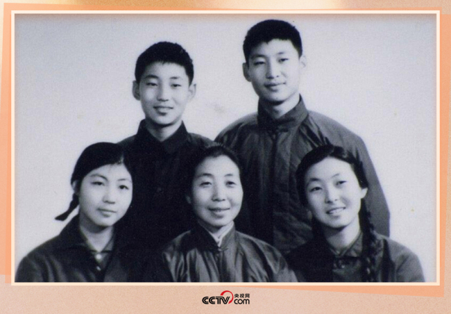 1972年冬，齐心和子女们。（照片来源：《习仲勋画册》）