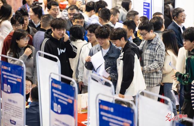 “百日行动”进校园 精准服务促就业