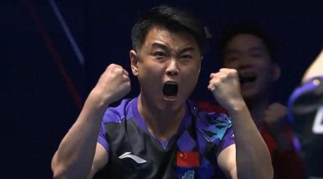国乒男团展示五星红旗 12连冠荣耀时刻