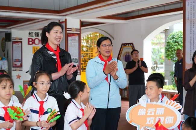 奥运冠军徐云丽走进校园：化身徐指导授课 传递女排精神点亮少年梦想