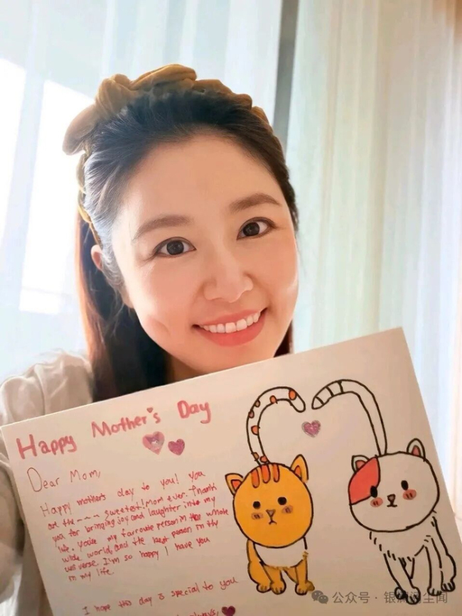 林心如晒女儿做的母亲节礼物 温馨画面打动网友