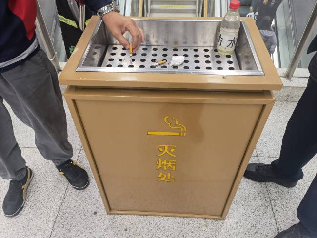 一下火车，感觉站台快成吸烟室了：二手烟困扰乘客