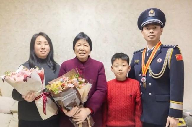 三立三等功他瞒了母亲23年 深藏功与名