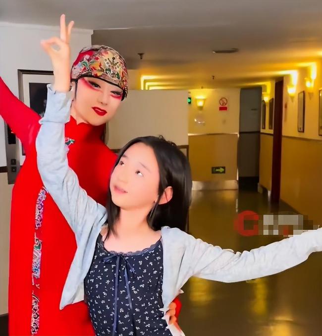 杨丽萍教小酒窝孔雀舞 灵性展现获赞
