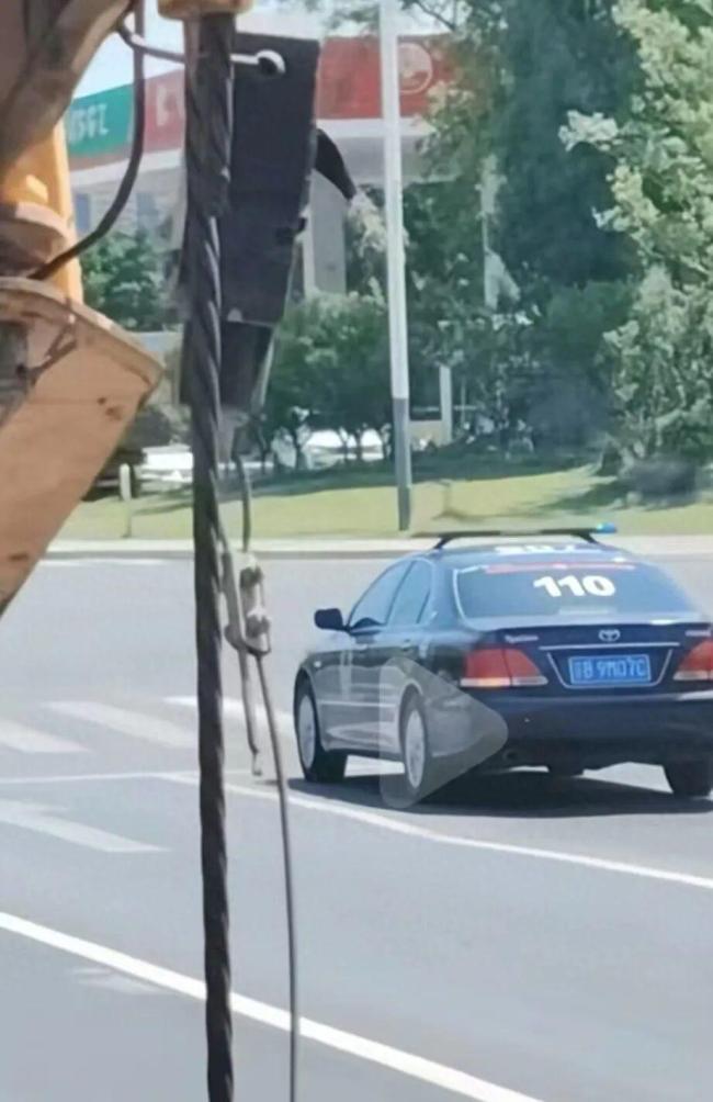 街头现黑色喷涂110标识轿车