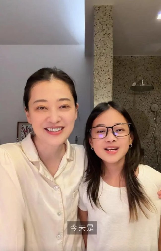 梅婷12岁女儿好高 复刻神颜+优越身形