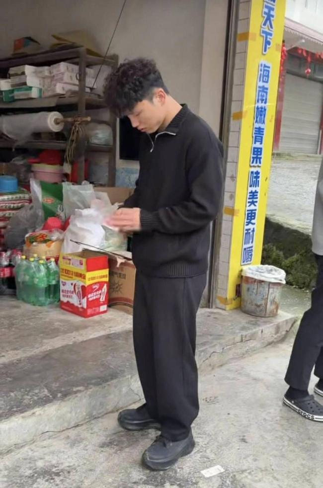 大学生凌晨驾车1300公里送校友奔丧 爱心接力见真情