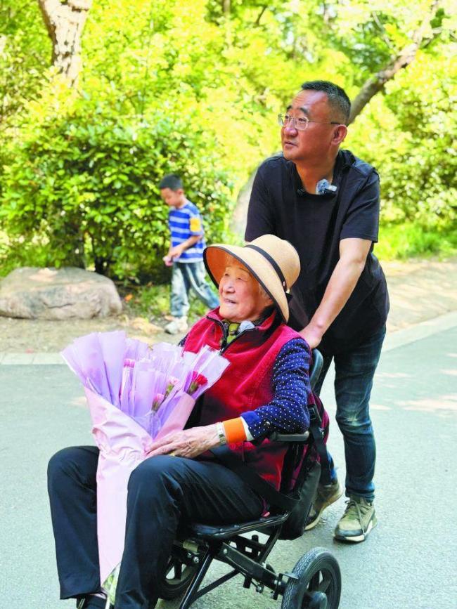 53岁儿子推90岁母亲登大蜀山