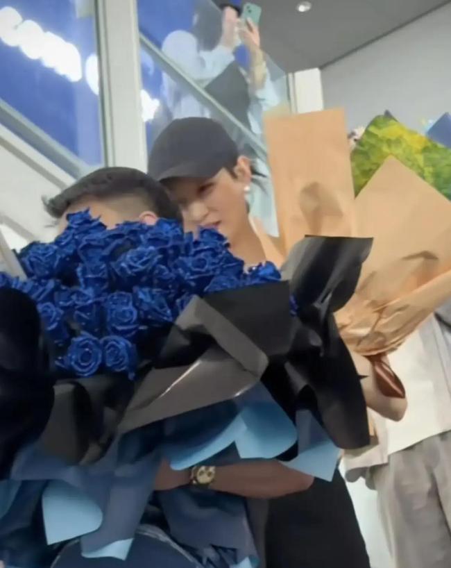 王皓儿子带鲜花接机爸爸 温馨一幕感动人心