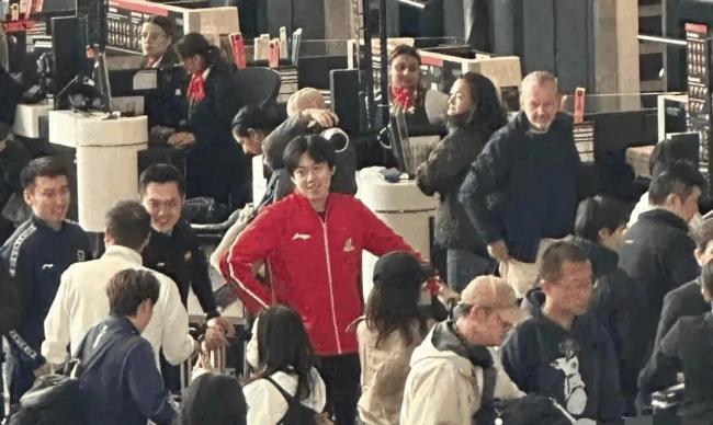 国乒大部队抵达北京首都机场 温馨画面感动全网