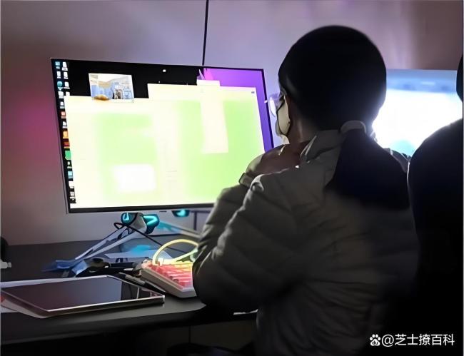女生没电脑每天在电竞馆学习获免单 努力获店主暖心支持