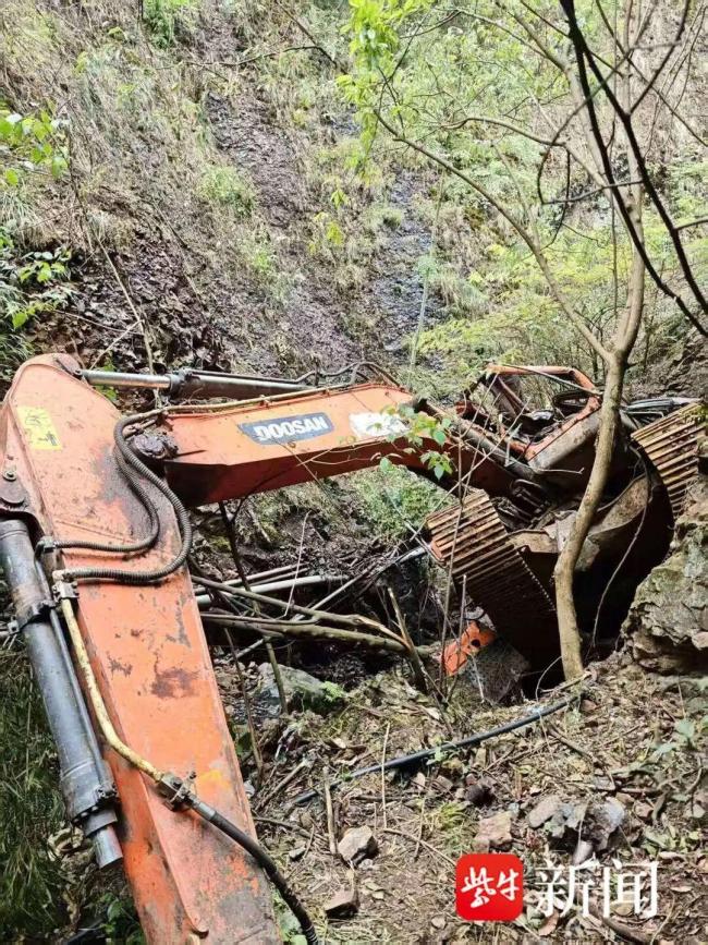 男子帮社区修路遇山体塌方坠崖身亡