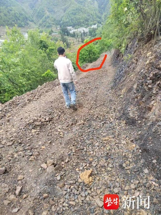 男子自带挖掘机为社区修路坠崖身亡 口头雇佣引发争议