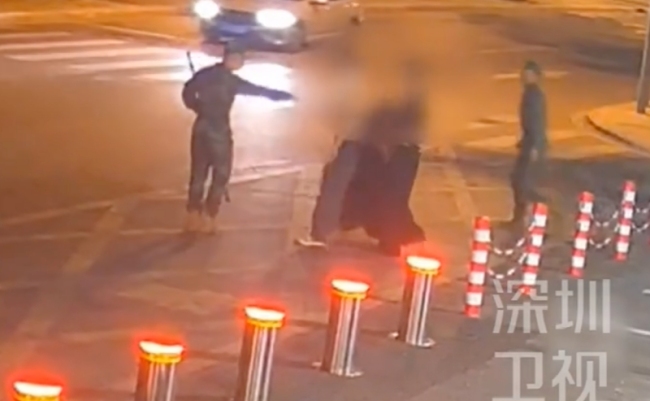 男子称遭到追打武警控制局面 全网热议监控视频