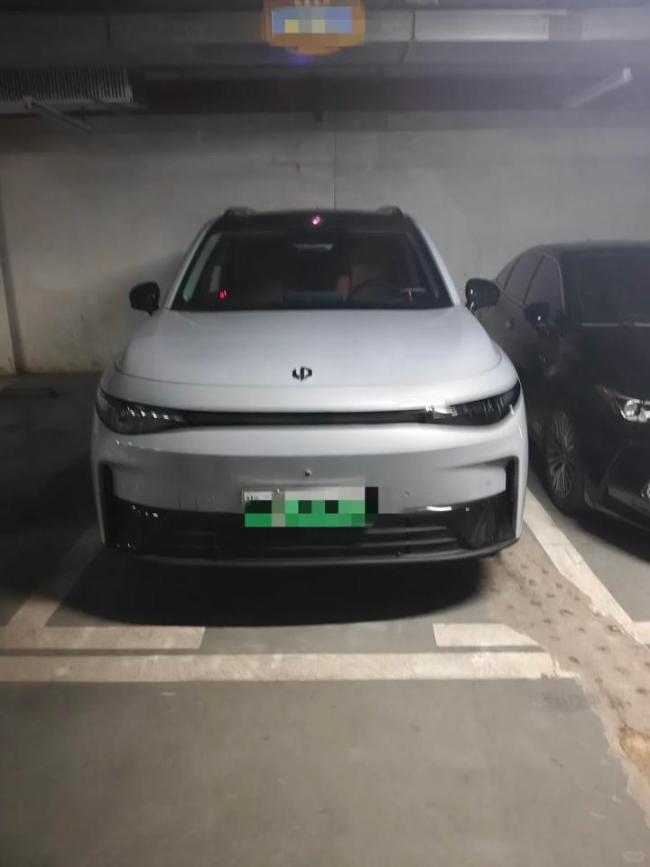 不少车主感叹:停车位缩水了 车位窄停车难