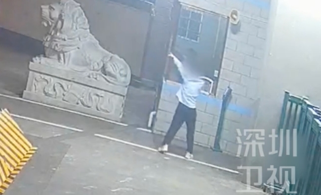 男子称遭到追打武警控制局面 全网热议监控视频