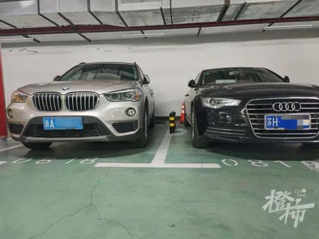 车主怀疑车被宝马碰撞车位装立柱 邻里纠纷升级
