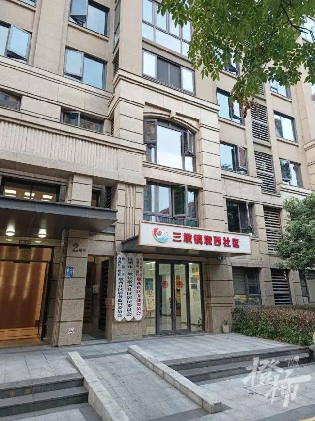 车主怀疑车被宝马碰撞车位装立柱 邻里纠纷升级