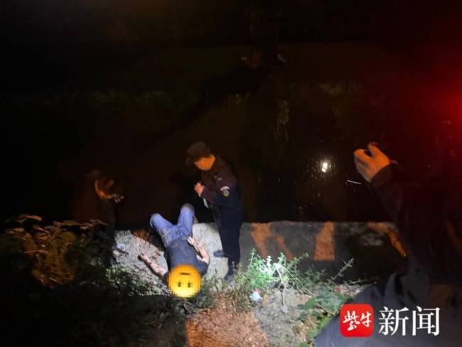 特警跳河救起两名落水群众 争分夺秒显担当