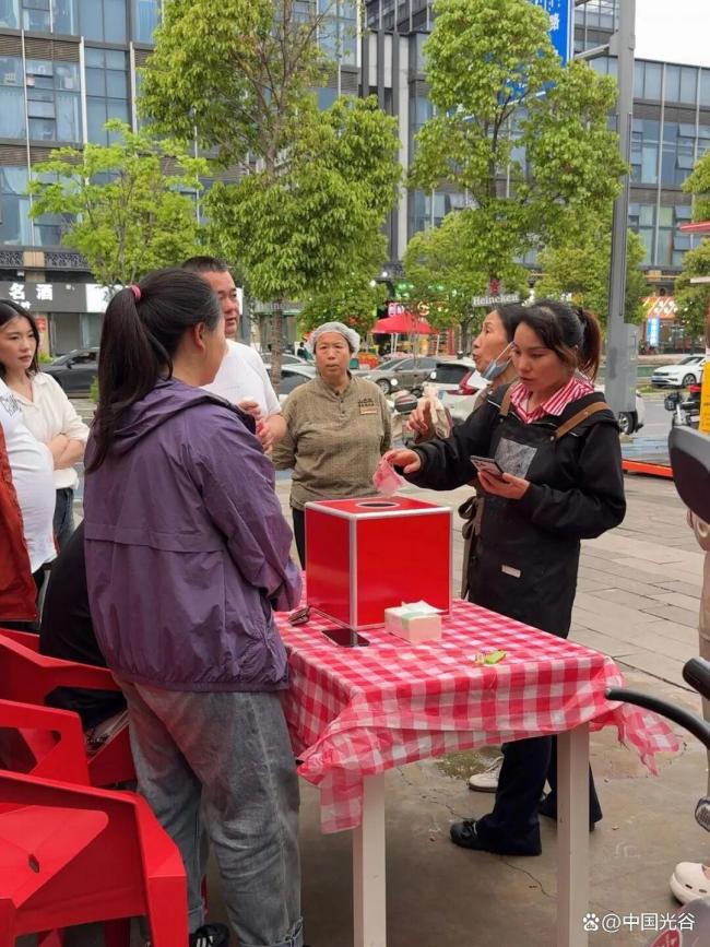 女摊主遇车祸100多名摊友自发捐款 市井善意温暖人心