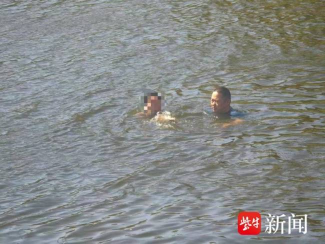 特警跳河救起两名落水群众 争分夺秒显担当