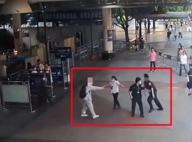 大学教师遭安检员追打 警方认定互殴 视频曝光引发热议