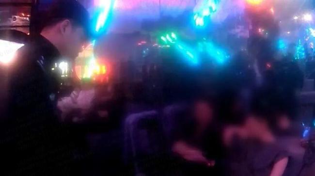 男子醉酒锁脖民警被拘