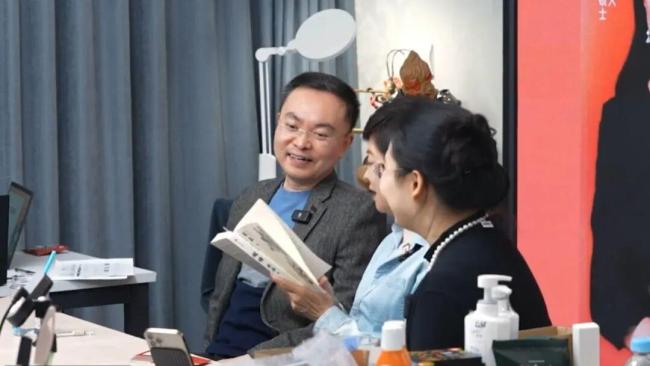 岳云鹏探望蔡磊 相约未来同看演出