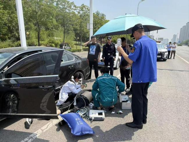 河南大哥砸窗救昏迷司机 生死时速救援