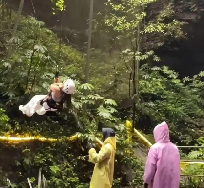 游客玩猴耳天坑大秋千被“锁喉”
