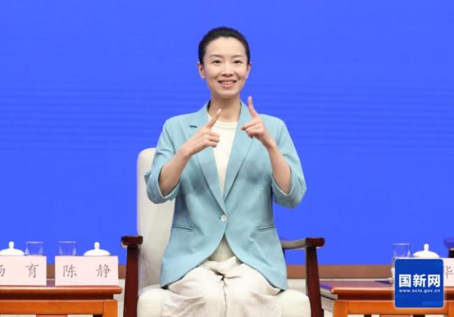 导盲犬首次亮相国新办发布厅 助力无障碍交流